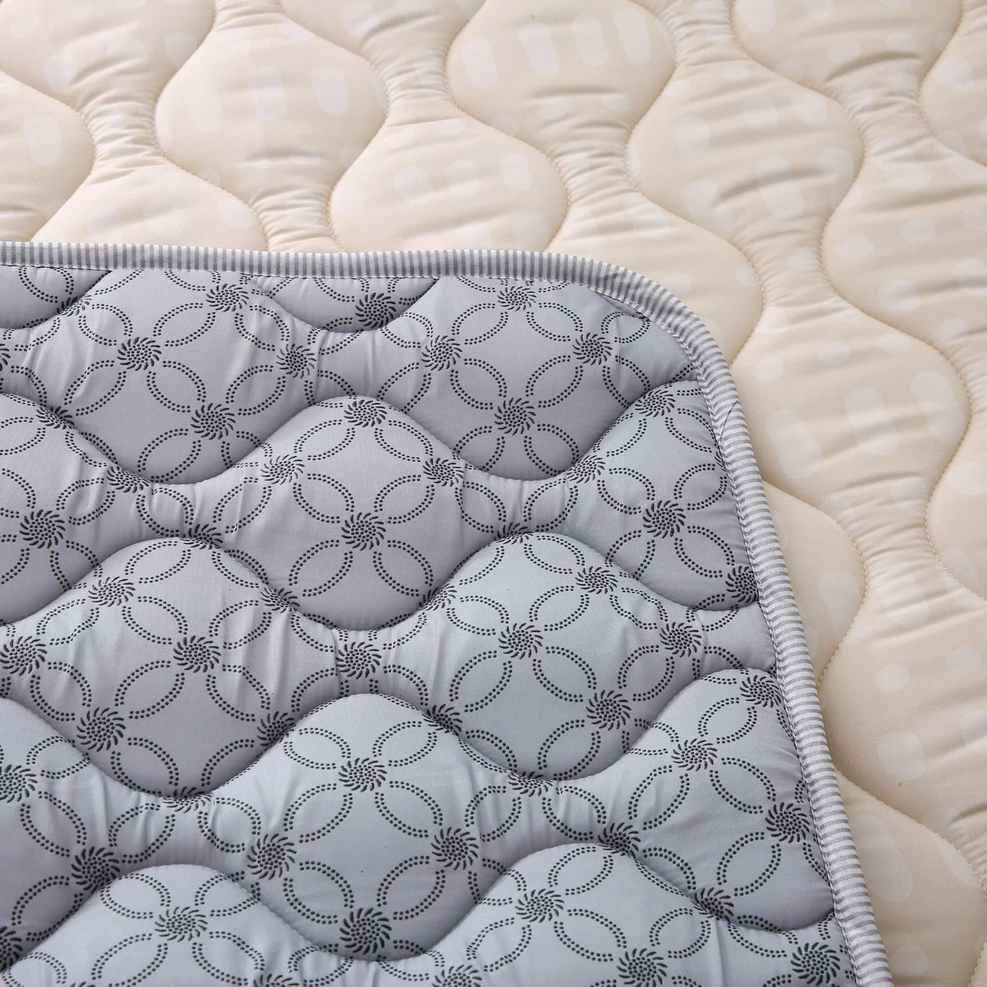 Quilted Leikmotta - Beige 127/127cm