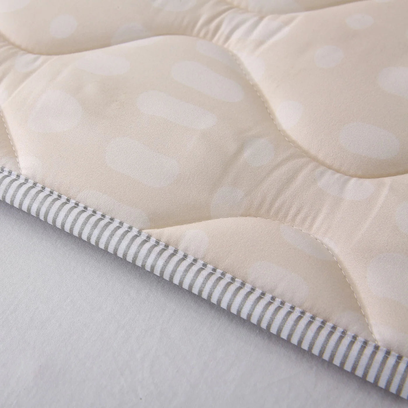 Quilted Leikmotta - Beige 127/127cm