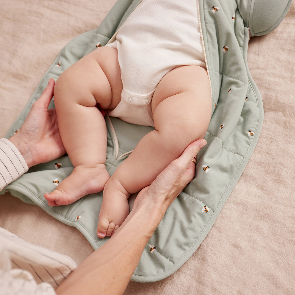 Love To Dream Swaddle Up - Olive Bees 2.5Tog