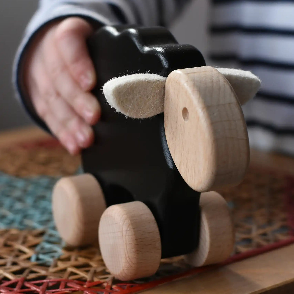 Svört Kind úr tré - Sheep on Wheels