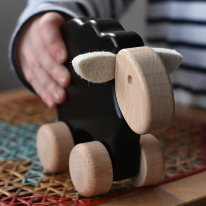 Svört Kind úr tré - Sheep on Wheels