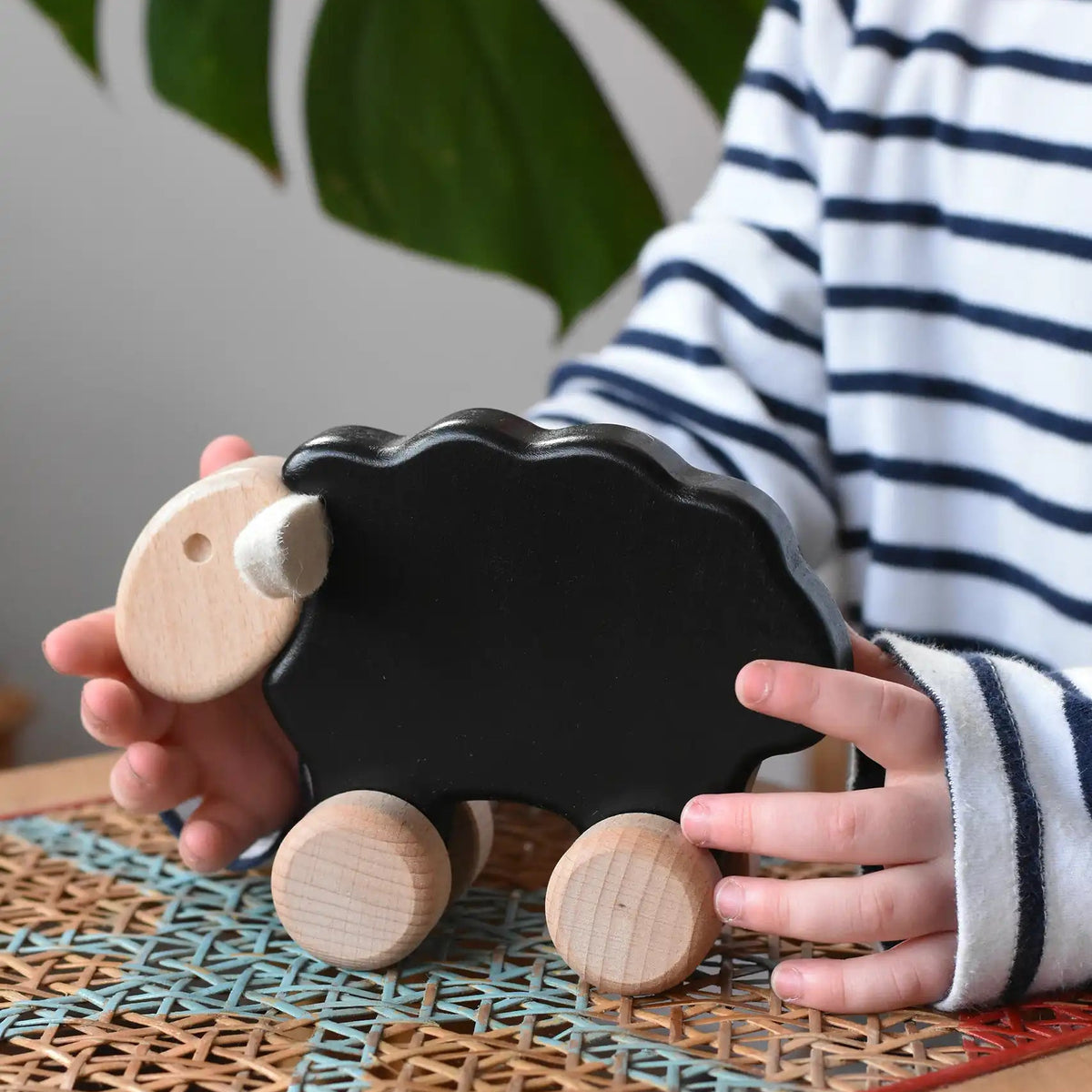 Svört Kind úr tré - Sheep on Wheels