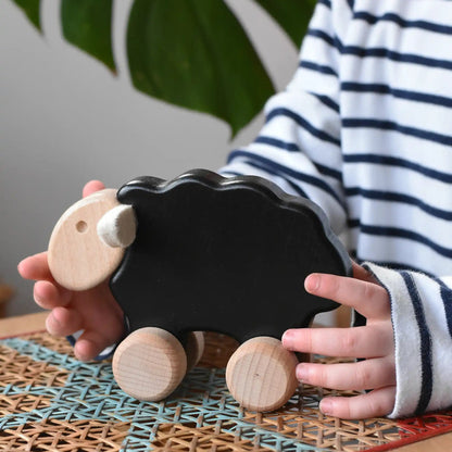 Svört Kind úr tré - Sheep on Wheels