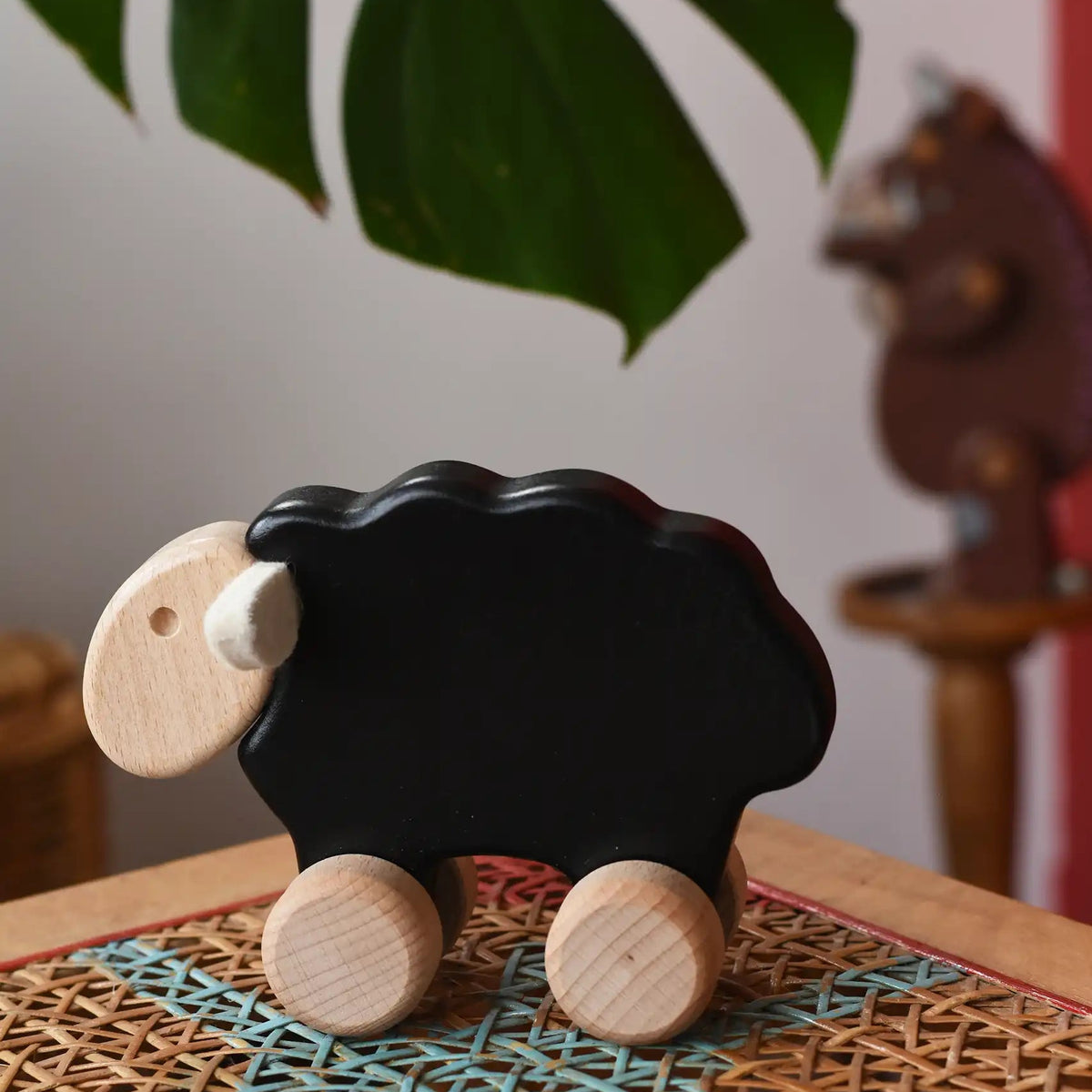 Svört Kind úr tré - Sheep on Wheels