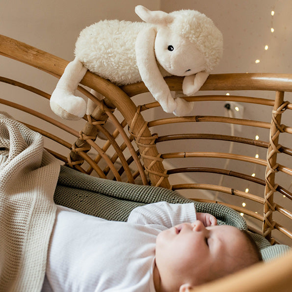 Sheep toy to store help baby sleep